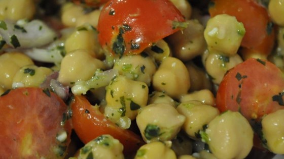 Chickpea Salad with Red Onion and Tomato